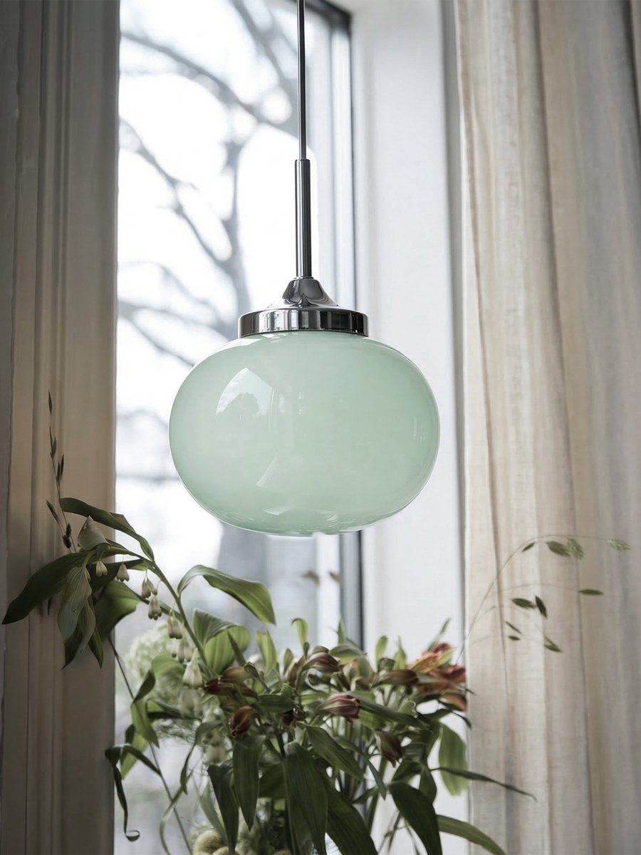 Elsy Ø18 Groente raamlamp Van PR Home - De handgemaakte glazen kap in een zachte saliegroene tint geeft elke lamp een uniek karakter, terwijl de verchroomde metalen details een stijlvol contrast cre&euml;ren.