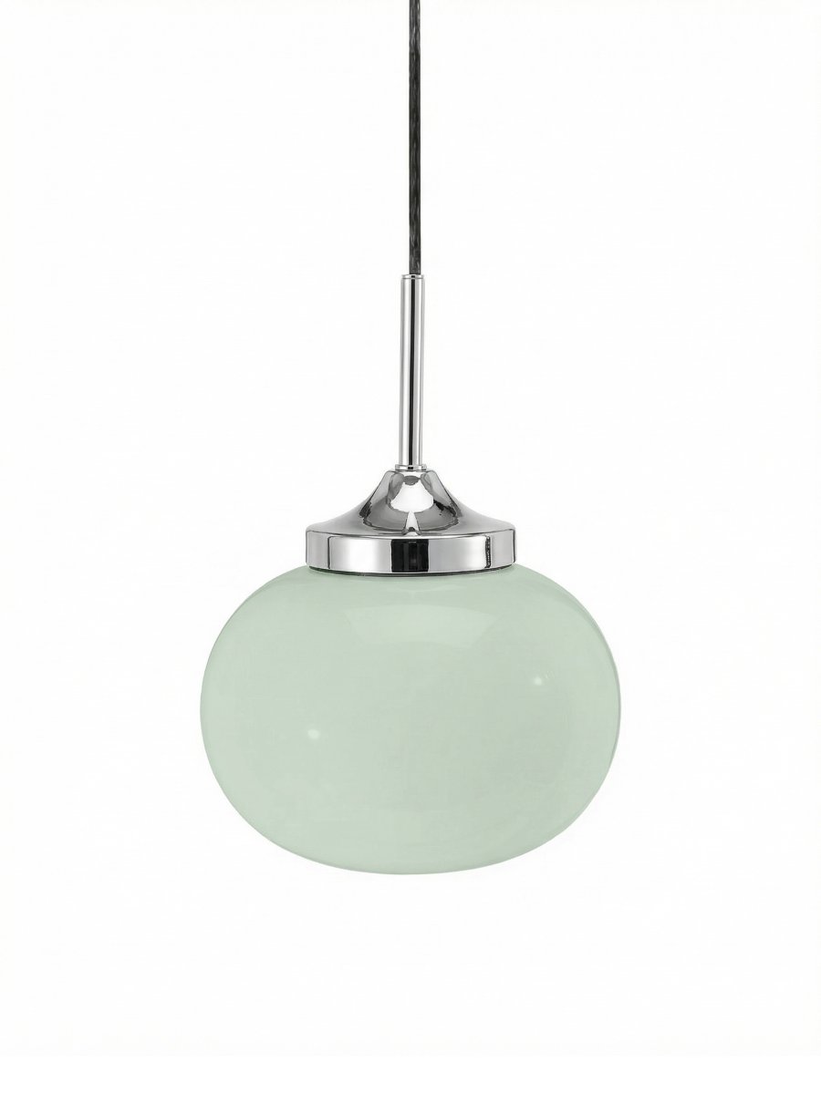Elsy Ø18 Groente raamlamp Van PR Home - De handgemaakte glazen kap in een zachte saliegroene tint geeft elke lamp een uniek karakter, terwijl de verchroomde metalen details een stijlvol contrast cre&euml;ren.