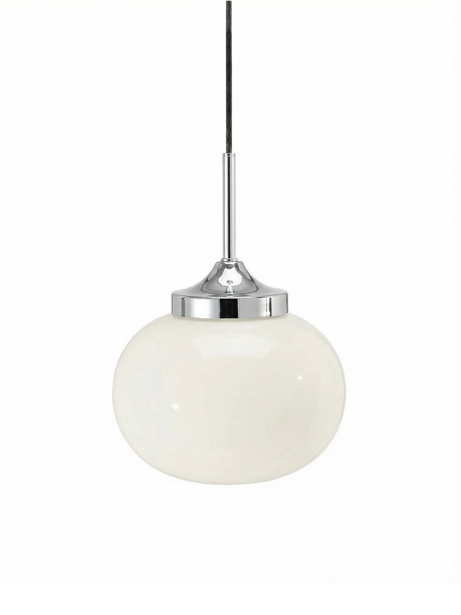 Elsy Ø18 Wit raamlamp Van PR Home - De met de hand afgewerkte glazen kap in een zachtwitte tint geeft elke lamp een uniek karakter, terwijl de verchroomde metalen details een stijlvol contrast cre&euml;ren.