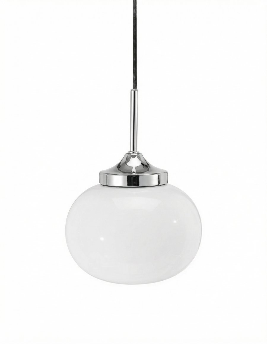 Elsy Ø18 Wit raamlamp Van PR Home - De met de hand afgewerkte glazen kap in een zachtwitte tint geeft elke lamp een uniek karakter, terwijl de verchroomde metalen details een stijlvol contrast cre&euml;ren.