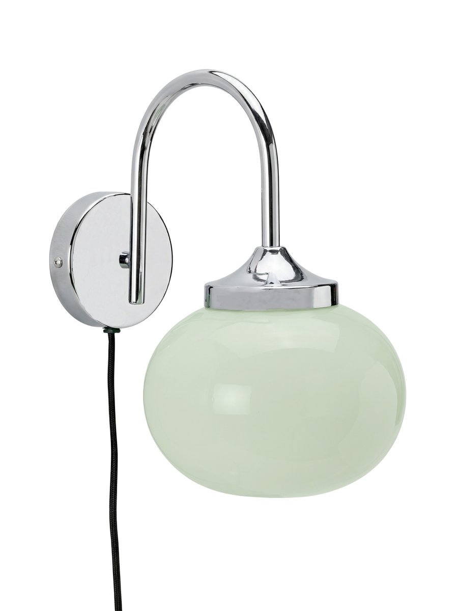 Elsy 30cm Groente leeslamp Van PR Home - De handgemaakte glazen kap in een zachte saliegroene tint geeft elke lamp een uniek karakter, terwijl de verchroomde metalen details een stijlvol en exclusief contrast cre&euml;ren.