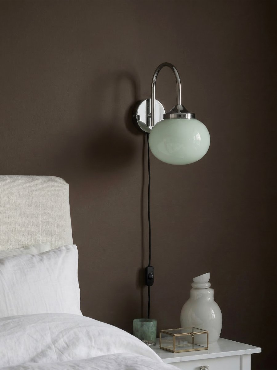 Elsy 30cm Groente leeslamp Van PR Home - De handgemaakte glazen kap in een zachte saliegroene tint geeft elke lamp een uniek karakter, terwijl de verchroomde metalen details een stijlvol en exclusief contrast cre&euml;ren.