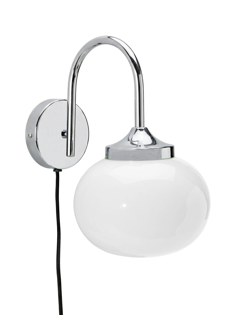 Elsy 30cm Wit leeslamp Van PR Home - De met de hand afgewerkte glazen kap in een zachtwitte tint geeft elke lamp een uniek karakter, terwijl de verchroomde metalen details een stijlvol en exclusief contrast cre&euml;ren.