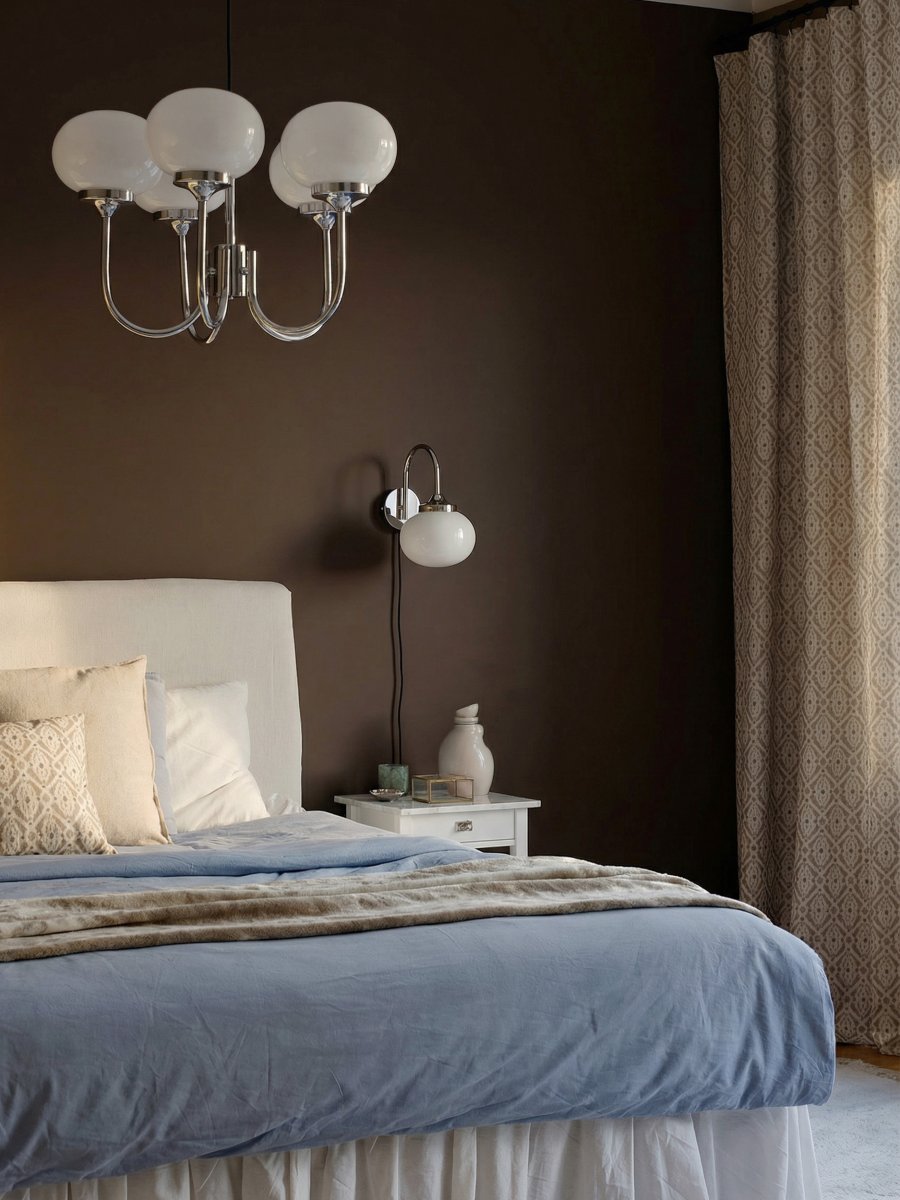 Elsy 30cm Wit leeslamp Van PR Home - De met de hand afgewerkte glazen kap in een zachtwitte tint geeft elke lamp een uniek karakter, terwijl de verchroomde metalen details een stijlvol en exclusief contrast cre&euml;ren.