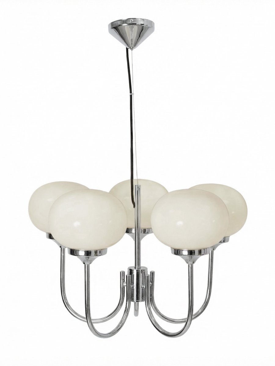 Elsy 5 Ø56 Chroom hanglamp Van PR Home - De lamp heeft vijf omhoog wijzende armen met witte glazen kappen die een zachte en aangename gloed verspreiden en zo een gezellige sfeer cre&euml;ren in bijvoorbeeld een woonkamer of eetkamer.