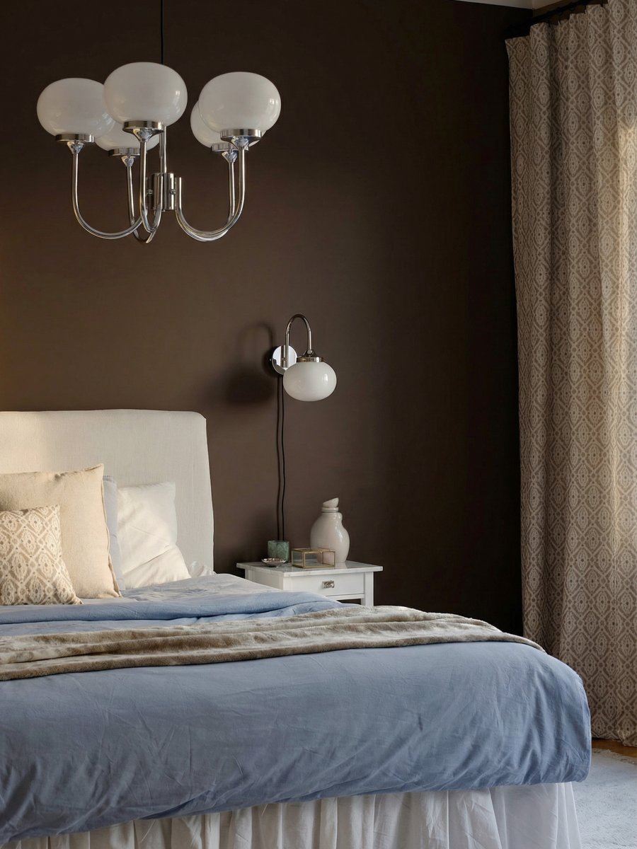 Elsy 5 Ø56 Chroom hanglamp Van PR Home - De lamp heeft vijf omhoog wijzende armen met witte glazen kappen die een zachte en aangename gloed verspreiden en zo een gezellige sfeer cre&euml;ren in bijvoorbeeld een woonkamer of eetkamer.