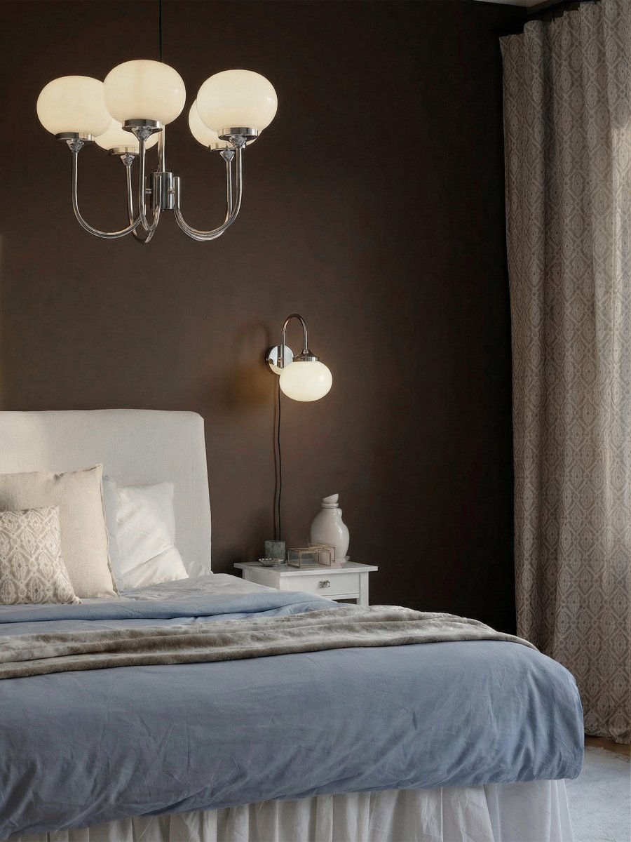 Elsy 5 Ø56 Chroom hanglamp Van PR Home - De lamp heeft vijf omhoog wijzende armen met witte glazen kappen die een zachte en aangename gloed verspreiden en zo een gezellige sfeer cre&euml;ren in bijvoorbeeld een woonkamer of eetkamer.