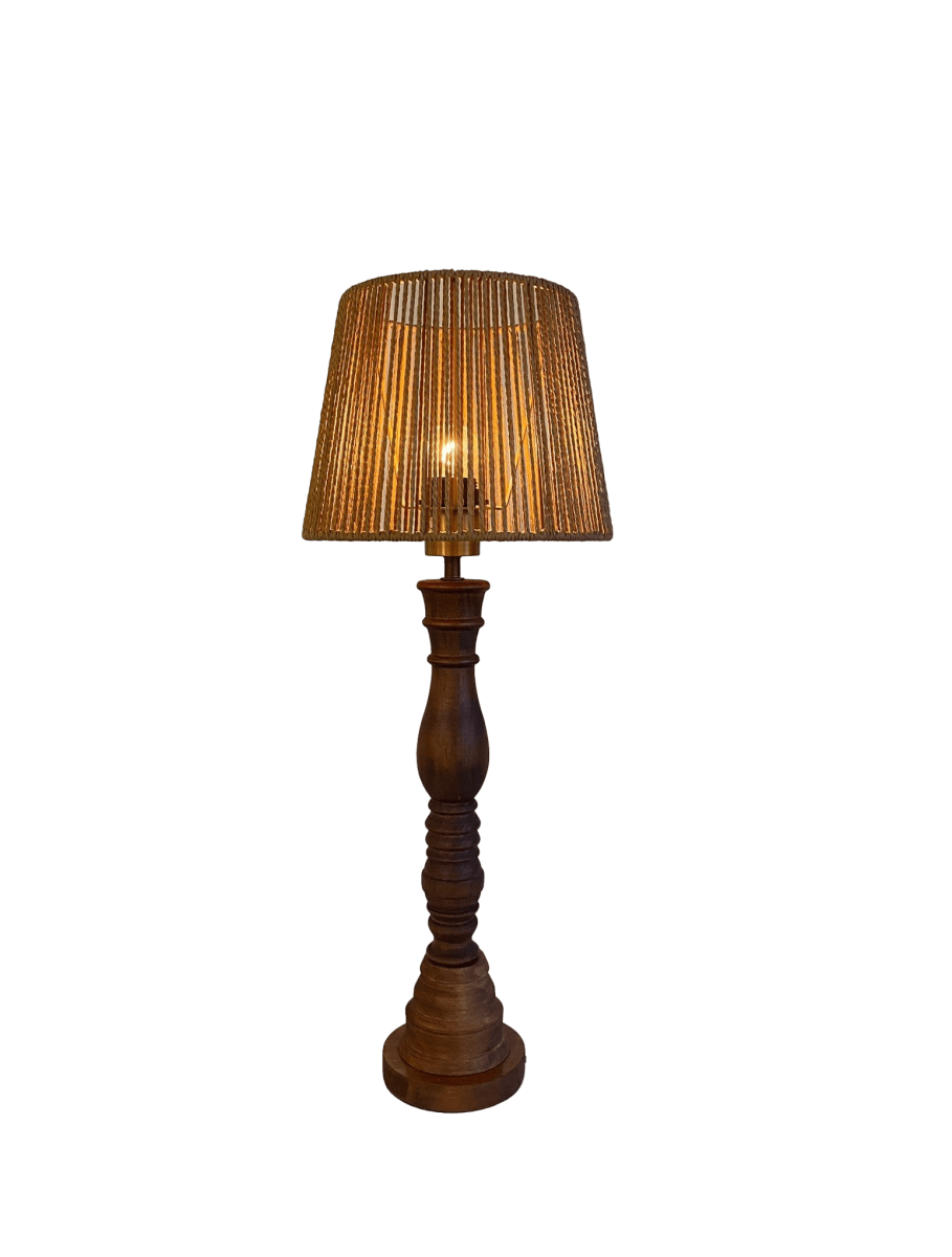 Drottningholm 63cm Natuur tafellamp Van Pixie Design - De houten lampenvoet heeft een oppervlak dat behandeld is met bruine beits.