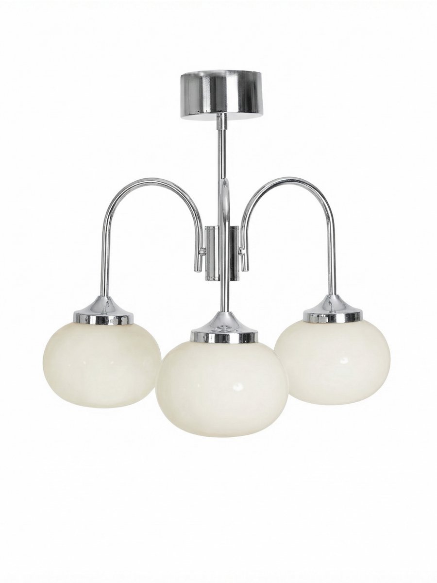 Elsy Ø52 Chroom plafondlamp Van PR Home - De lamp heeft drie naar beneden gerichte armen met witte glazen kappen die een zachte en aangename gloed verspreiden en een gezellige sfeer cre&euml;ren in bijvoorbeeld de woonkamer, eetkamer of hal.