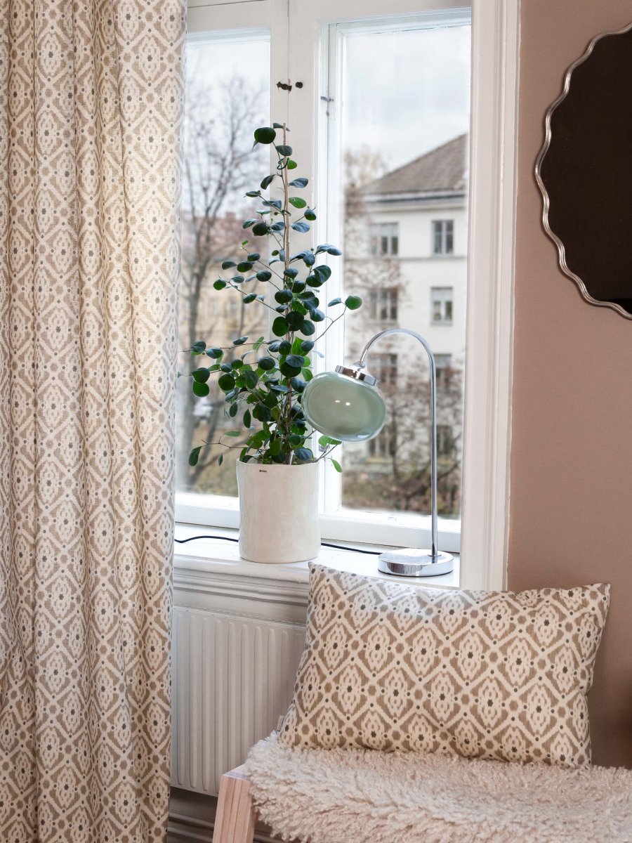 Elsy 50cm Groente tafellamp Van PR Home - De handgemaakte glazen kap in een zachte saliegroene tint geeft elke lamp een uniek karakter, terwijl de verchroomde metalen details een stijlvol en tijdloos geheel vormen.