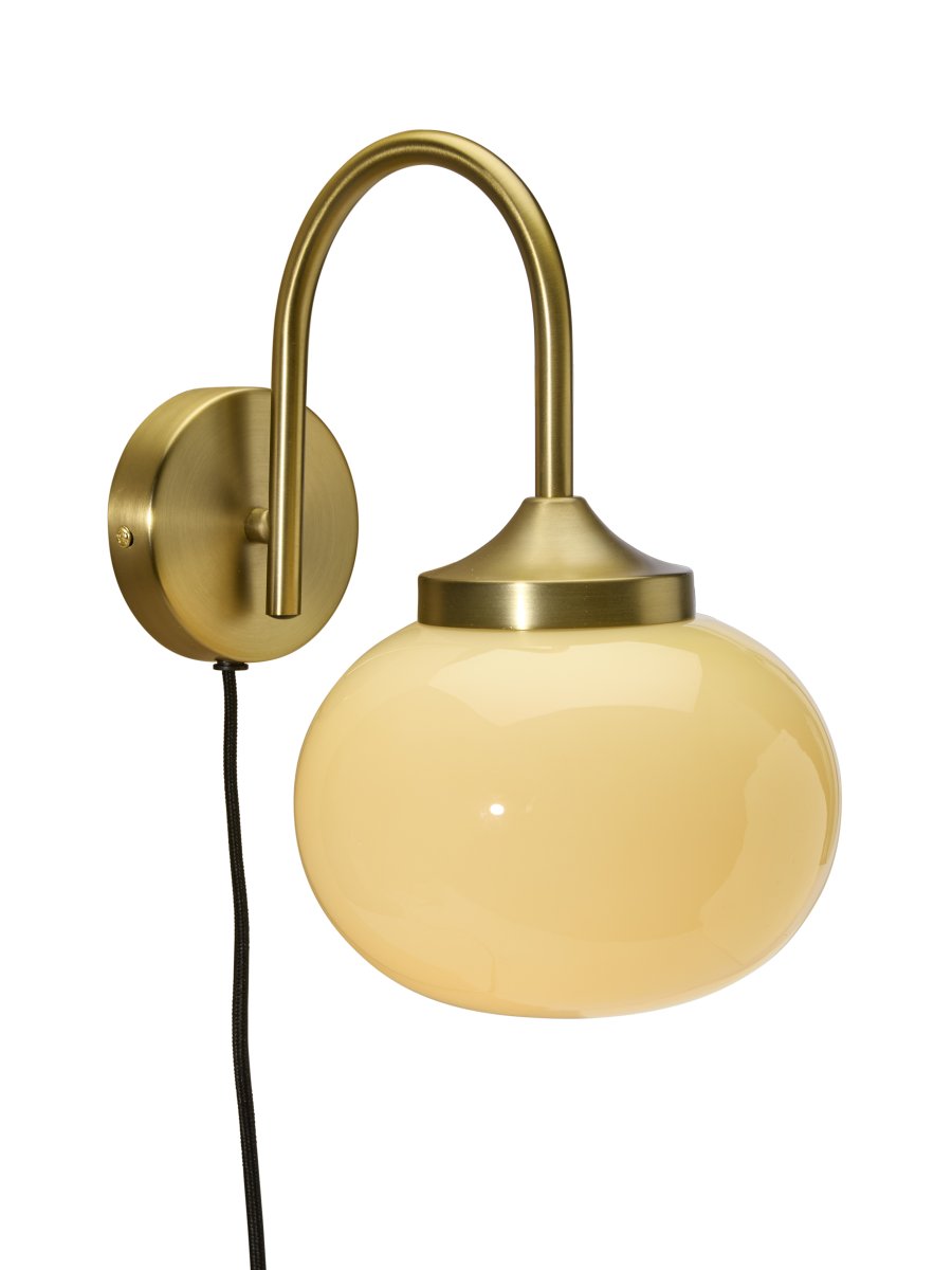 Elsy 30cm Geborsteld messing leeslamp Van PR Home - De handgepolijste glazen kap in een zachte crèmekleurige tint geeft elke lamp een uniek karakter, terwijl de geborstelde messing details een stijlvol en exclusief contrast creëren.