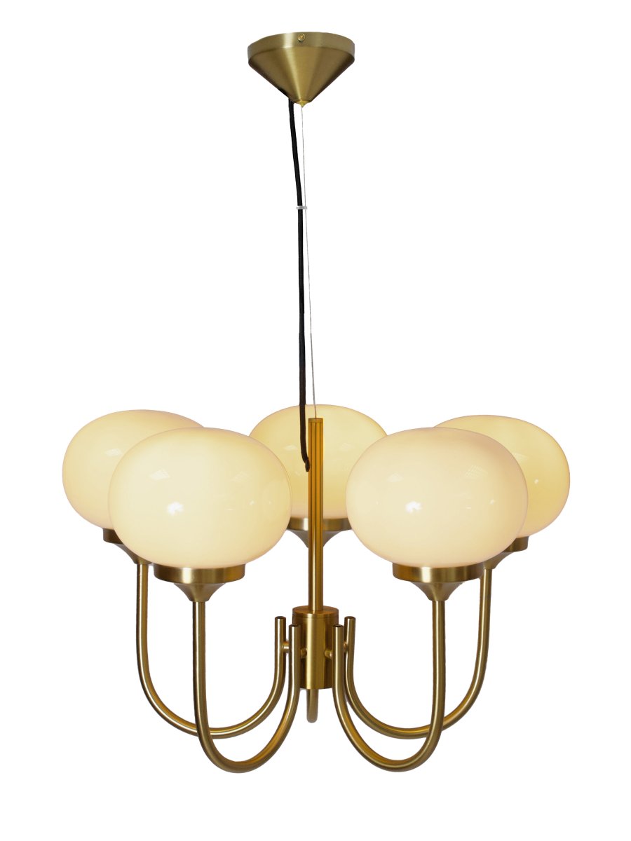 Elsy 5 Ø56 Geborsteld messing hanglamp Van PR Home - De lamp heeft vijf omhoog wijzende armen met crèmekleurige glazen kappen die een zachte en aangename gloed verspreiden en zo een gezellige sfeer creëren in bijvoorbeeld de woonkamer of eetkamer.