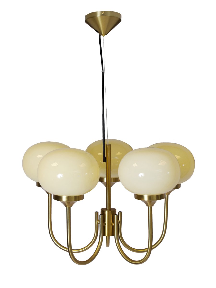 Elsy 5 Ø56 Geborsteld messing hanglamp Van PR Home - De lamp heeft vijf omhoog wijzende armen met crèmekleurige glazen kappen die een zachte en aangename gloed verspreiden en zo een gezellige sfeer creëren in bijvoorbeeld de woonkamer of eetkamer.