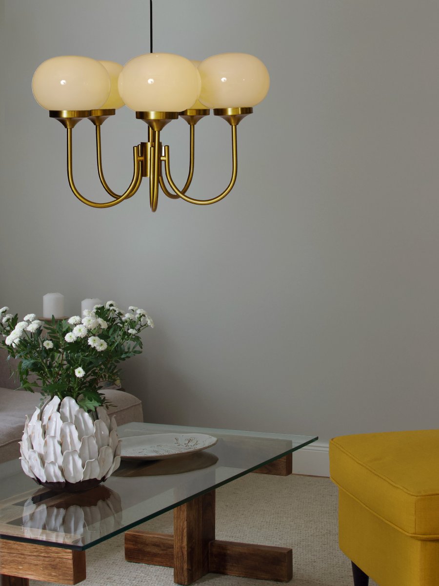 Elsy 5 Ø56 Geborsteld messing hanglamp Van PR Home - De lamp heeft vijf omhoog wijzende armen met crèmekleurige glazen kappen die een zachte en aangename gloed verspreiden en zo een gezellige sfeer creëren in bijvoorbeeld de woonkamer of eetkamer.