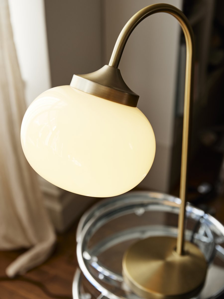 Elsy 50cm Geborsteld messing tafellamp Van PR Home - De handgemaakte glazen kap in een zachte cr&egrave;mekleurige tint geeft elke lamp een uniek karakter, terwijl de geborstelde messing details een stijlvol en tijdloos geheel vormen.