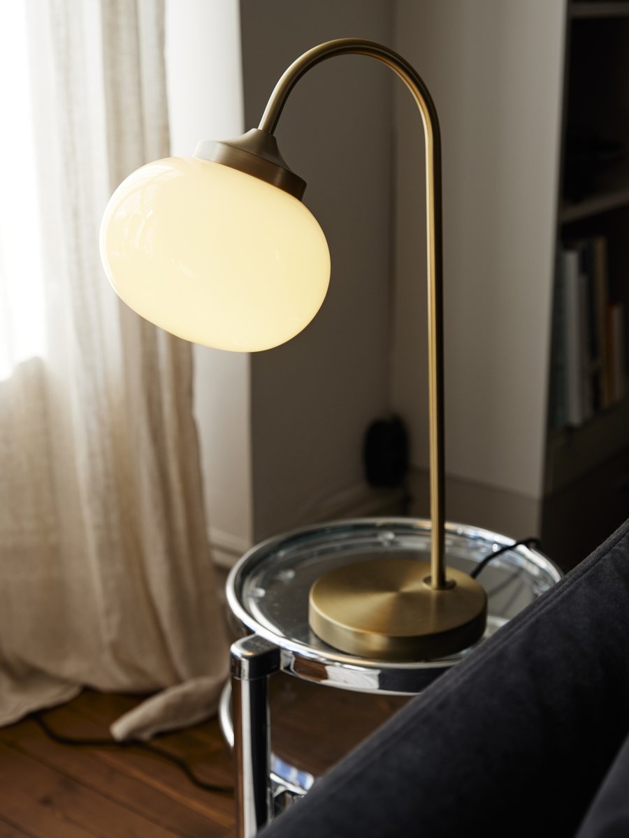 Elsy 50cm Geborsteld messing tafellamp Van PR Home - De handgemaakte glazen kap in een zachte cr&egrave;mekleurige tint geeft elke lamp een uniek karakter, terwijl de geborstelde messing details een stijlvol en tijdloos geheel vormen.