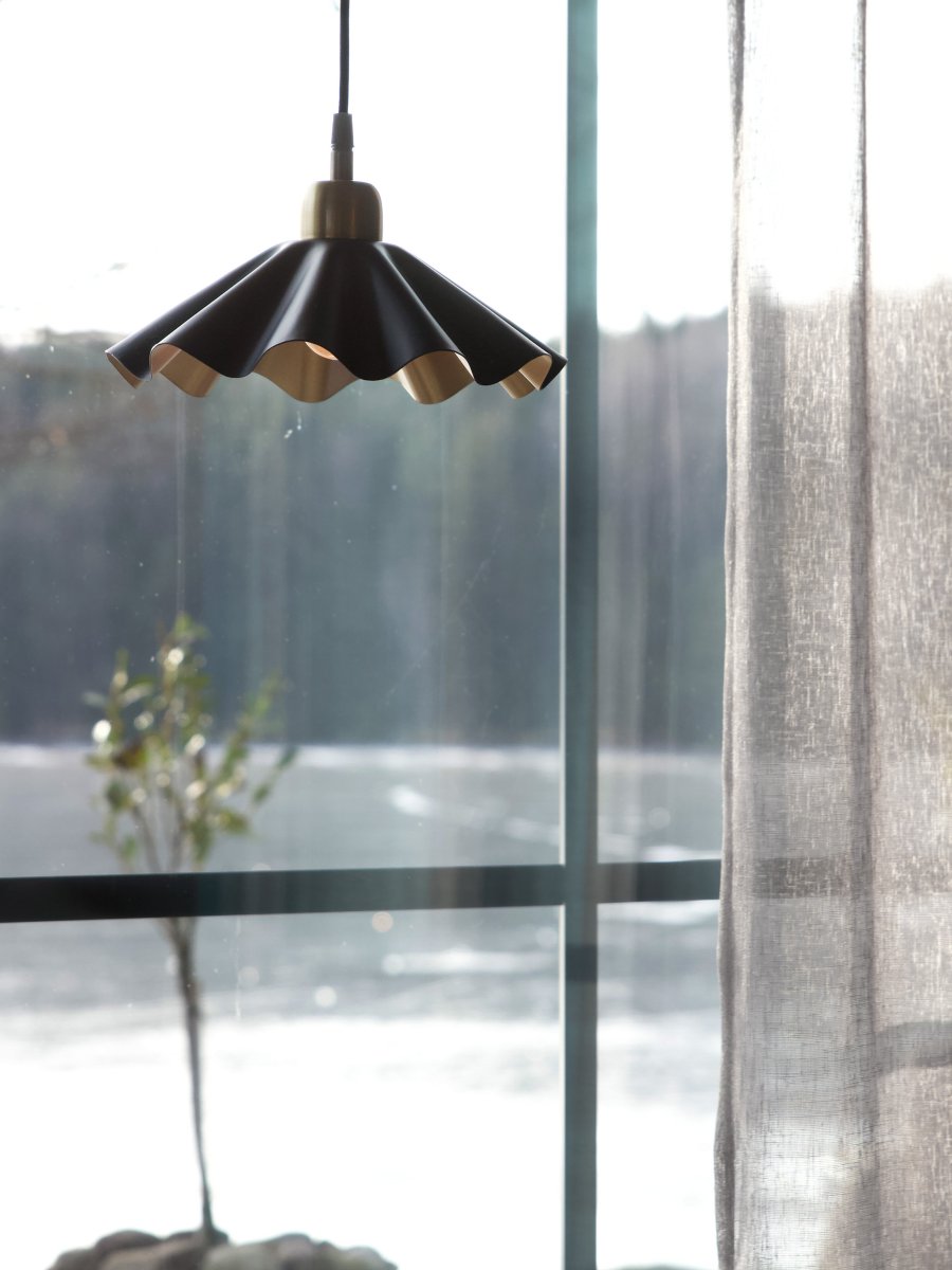 Aira Ø25 Zwart raamlamp Van PR Home - De Aira raamlamp is perfect voor wie een samenhangende en exclusieve sfeer in huis wil cre&euml;ren, van de woonkamer en slaapkamer tot de hal en het thuiskantoor.