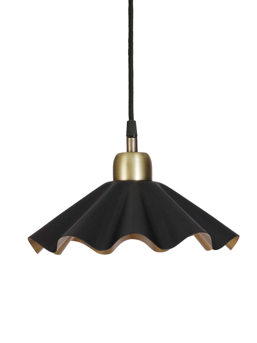 Aira Ø25 Zwart raamlamp Van PR Home - De Aira raamlamp is perfect voor wie een samenhangende en exclusieve sfeer in huis wil cre&euml;ren, van de woonkamer en slaapkamer tot de hal en het thuiskantoor.