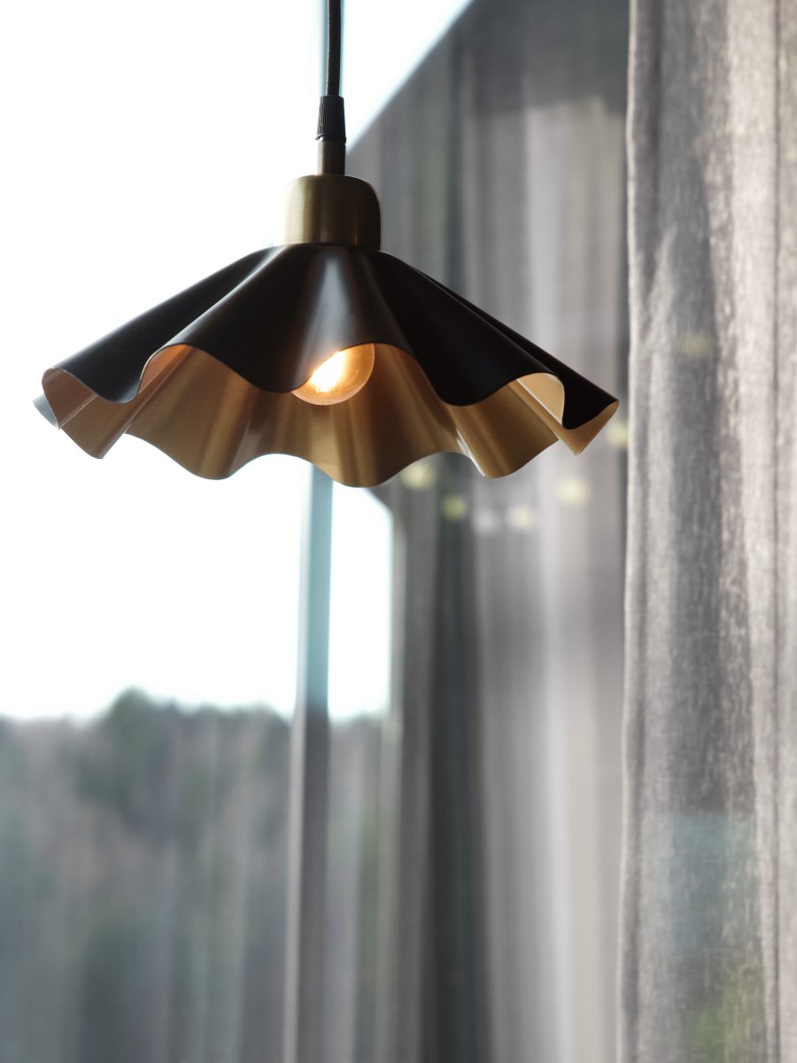 Aira Ø25 Zwart raamlamp Van PR Home - De Aira raamlamp is perfect voor wie een samenhangende en exclusieve sfeer in huis wil cre&euml;ren, van de woonkamer en slaapkamer tot de hal en het thuiskantoor.