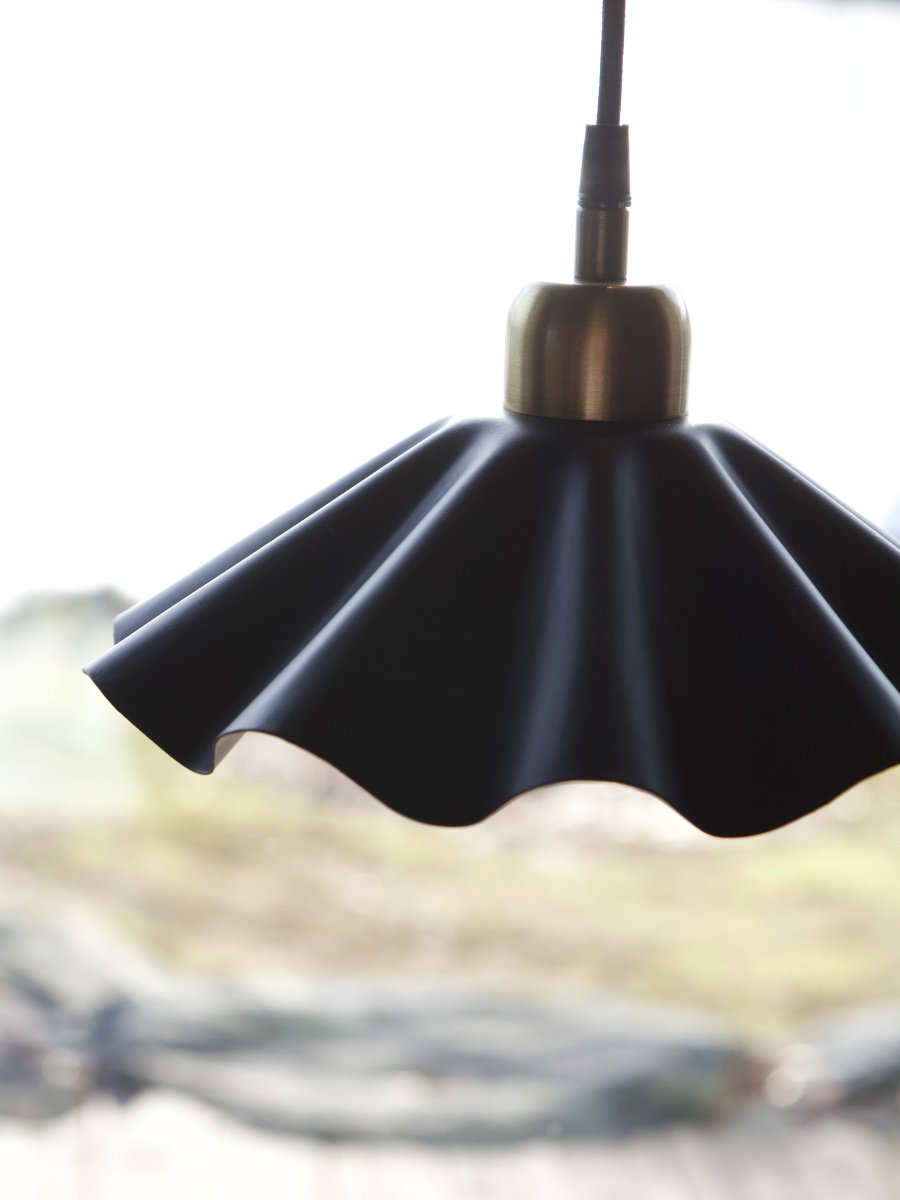 Aira Ø25 Zwart raamlamp Van PR Home - De Aira raamlamp is perfect voor wie een samenhangende en exclusieve sfeer in huis wil cre&euml;ren, van de woonkamer en slaapkamer tot de hal en het thuiskantoor.
