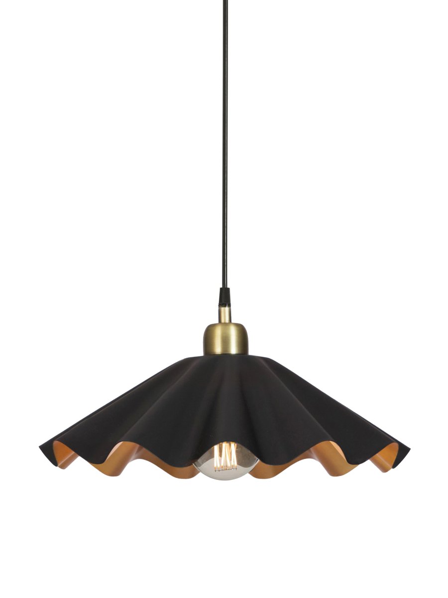 Aira Ø40 Zwart hanglamp Van PR Home - De Aira plafondlamp heeft een matzwarte afwerking met een messingkleurige binnenkant.
