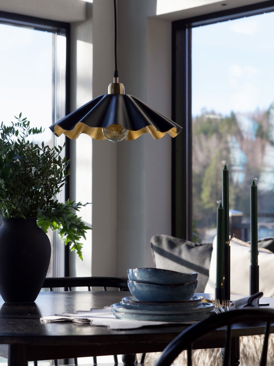 Aira Ø40 Zwart hanglamp Van PR Home - De Aira plafondlamp heeft een matzwarte afwerking met een messingkleurige binnenkant.