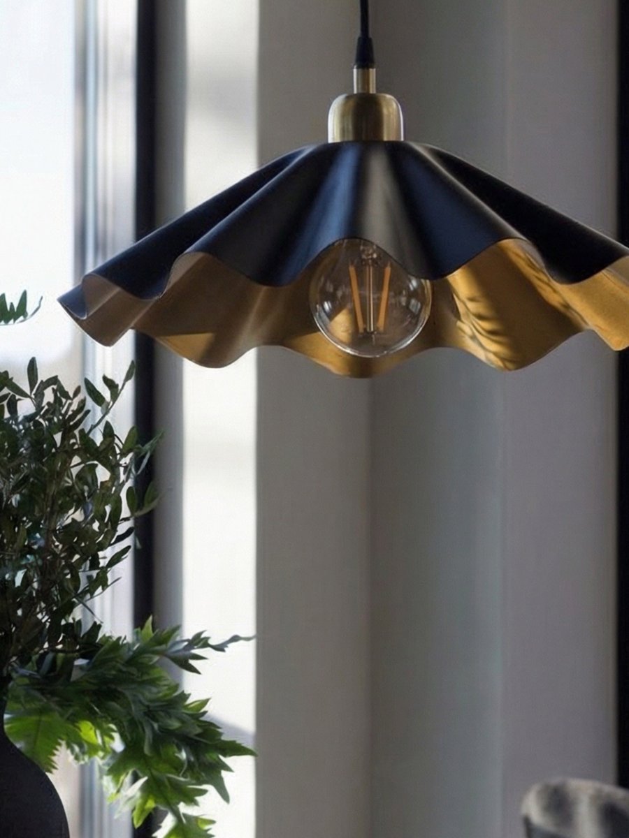 Aira Ø40 Zwart hanglamp Van PR Home - De Aira plafondlamp heeft een matzwarte afwerking met een messingkleurige binnenkant.