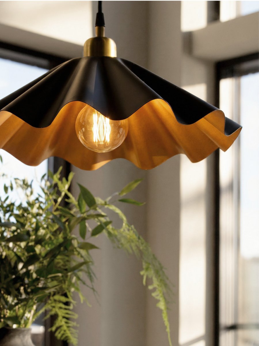 Aira Ø40 Zwart hanglamp Van PR Home - De Aira plafondlamp heeft een matzwarte afwerking met een messingkleurige binnenkant.