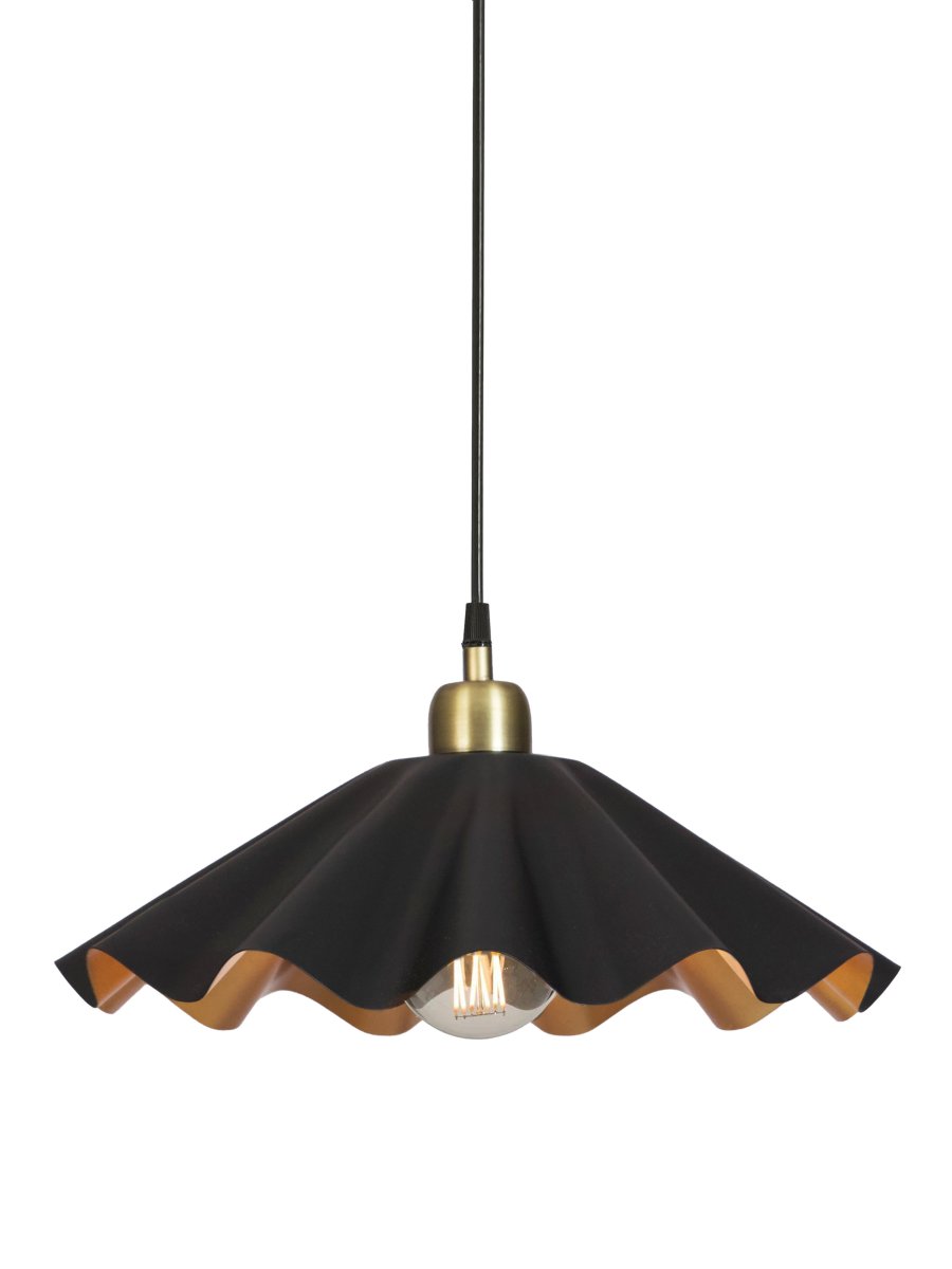 Aira Ø50 Zwart hanglamp Van PR Home - De Aira plafondlamp heeft een matzwarte afwerking met een messingkleurige binnenkant.