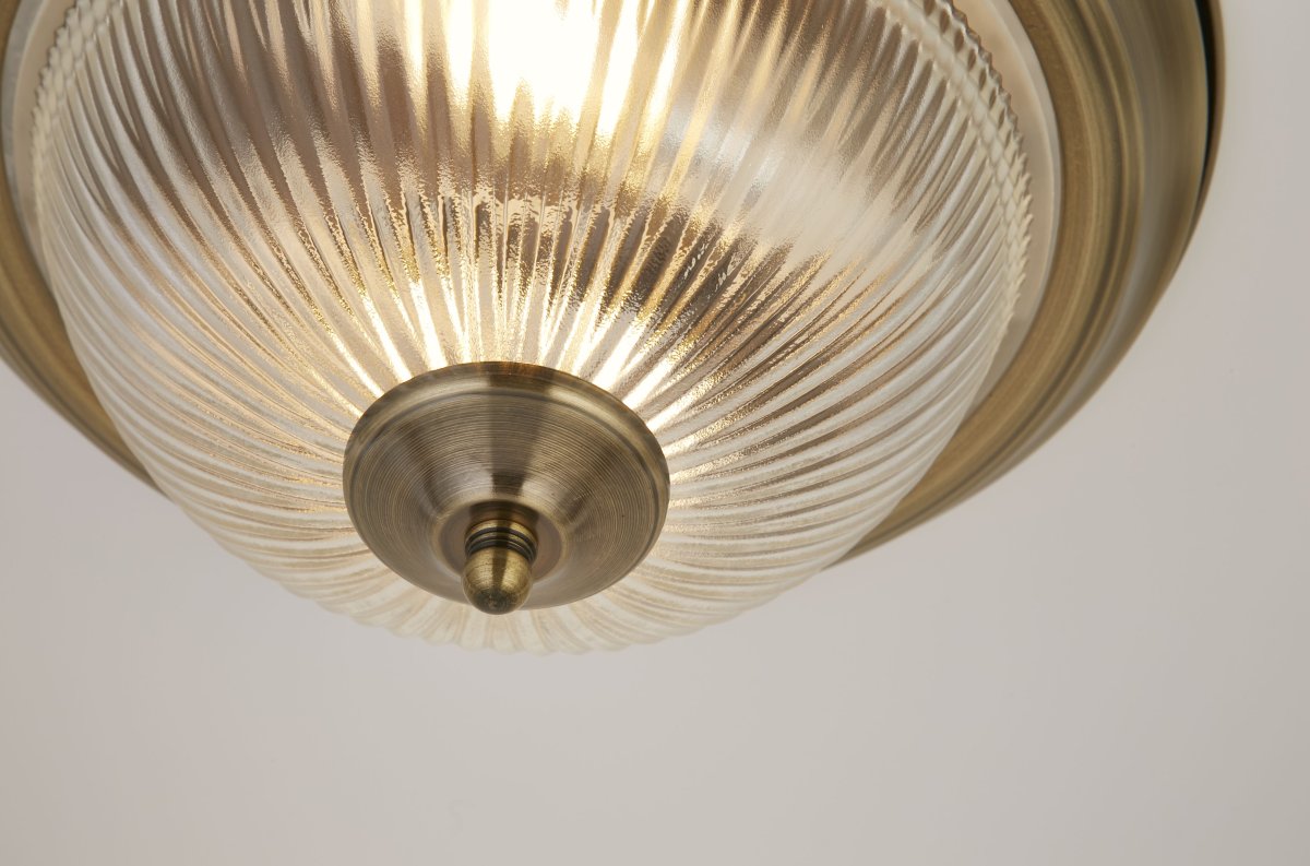 American Diner Ø30 Antiek messing badkamerlamp Van Searchlight - Het tijdloze design van de lamp past perfect in traditionele omgevingen en voegt een vleugje elegantie toe aan uw badkamer.