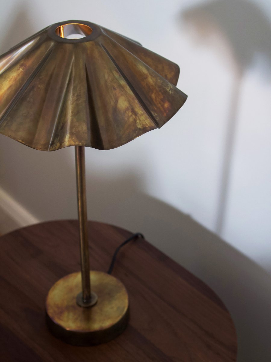 Aira 46cm Messing tafellamp Van PR Home - Een expressieve lamp die net zo goed staat op een nachtkastje als op een bijzettafel of in de vensterbank.