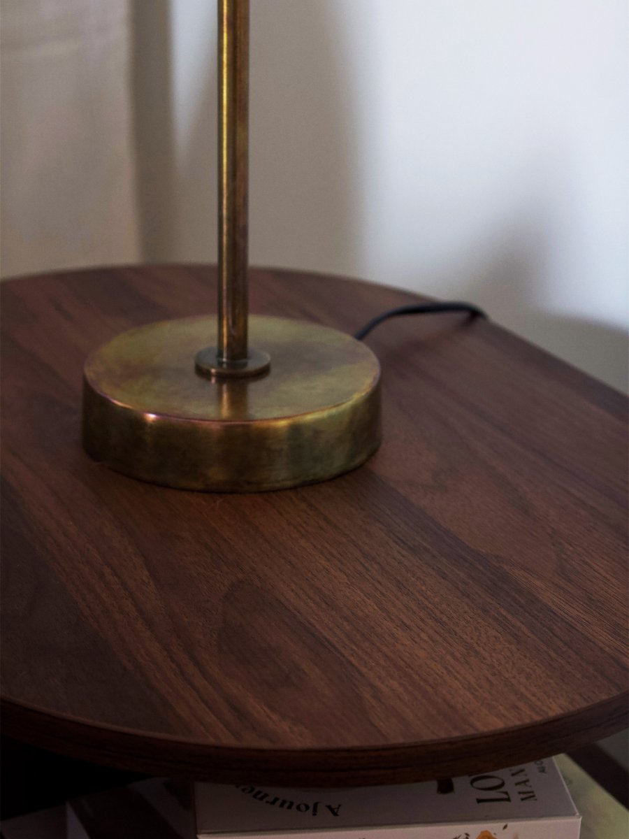 Aira 46cm Messing tafellamp Van PR Home - Een expressieve lamp die net zo goed staat op een nachtkastje als op een bijzettafel of in de vensterbank.