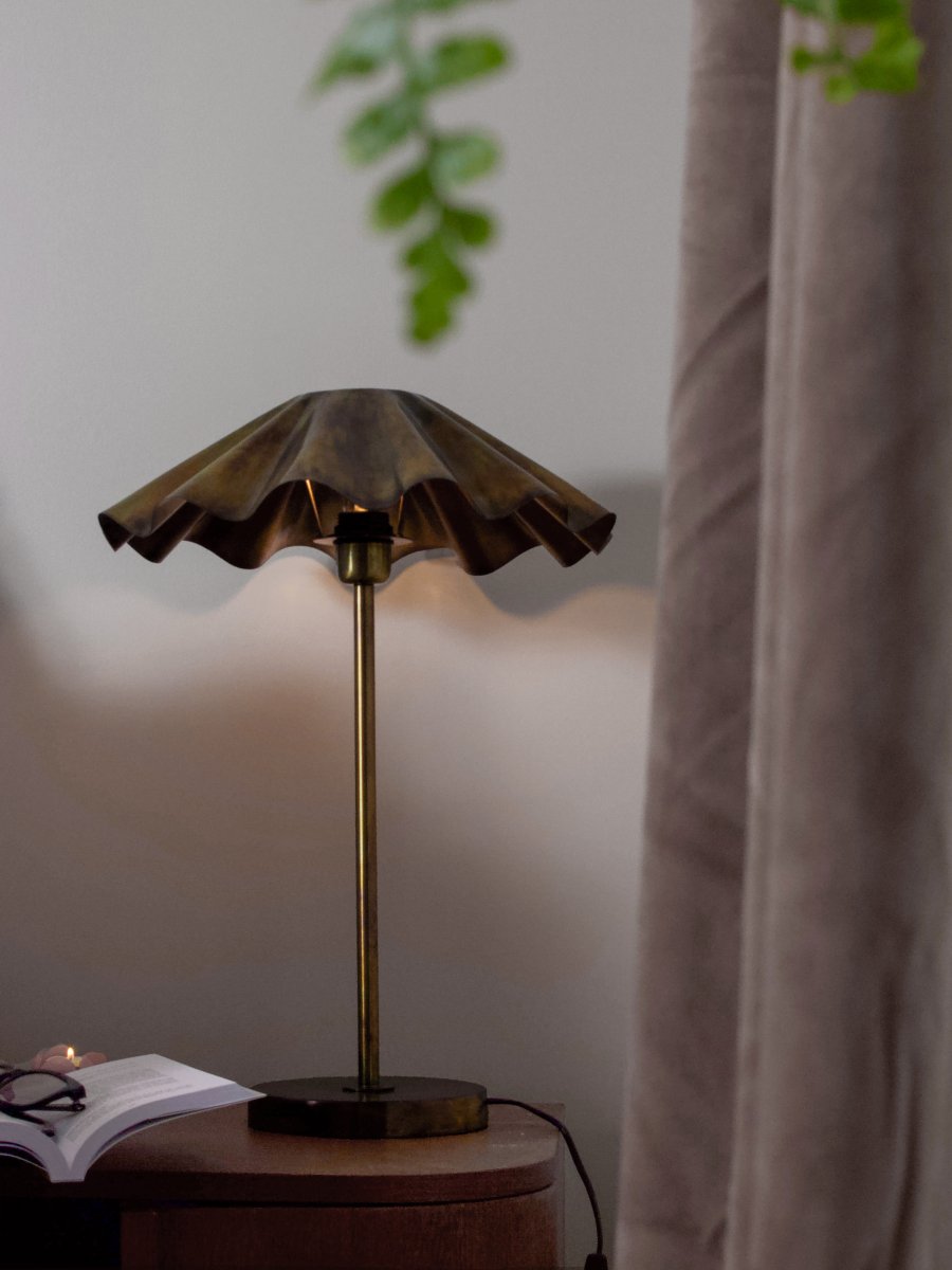 Aira 54cm Messing tafellamp Van PR Home - Een expressieve lamp die net zo goed staat op een nachtkastje als op een bijzettafel of in de vensterbank.