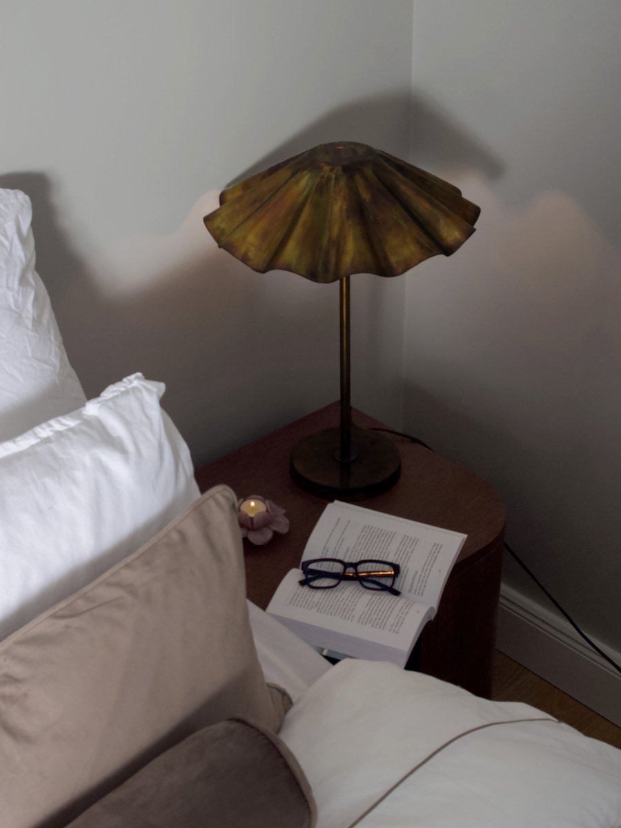 Aira 54cm Messing tafellamp Van PR Home - Een expressieve lamp die net zo goed staat op een nachtkastje als op een bijzettafel of in de vensterbank.