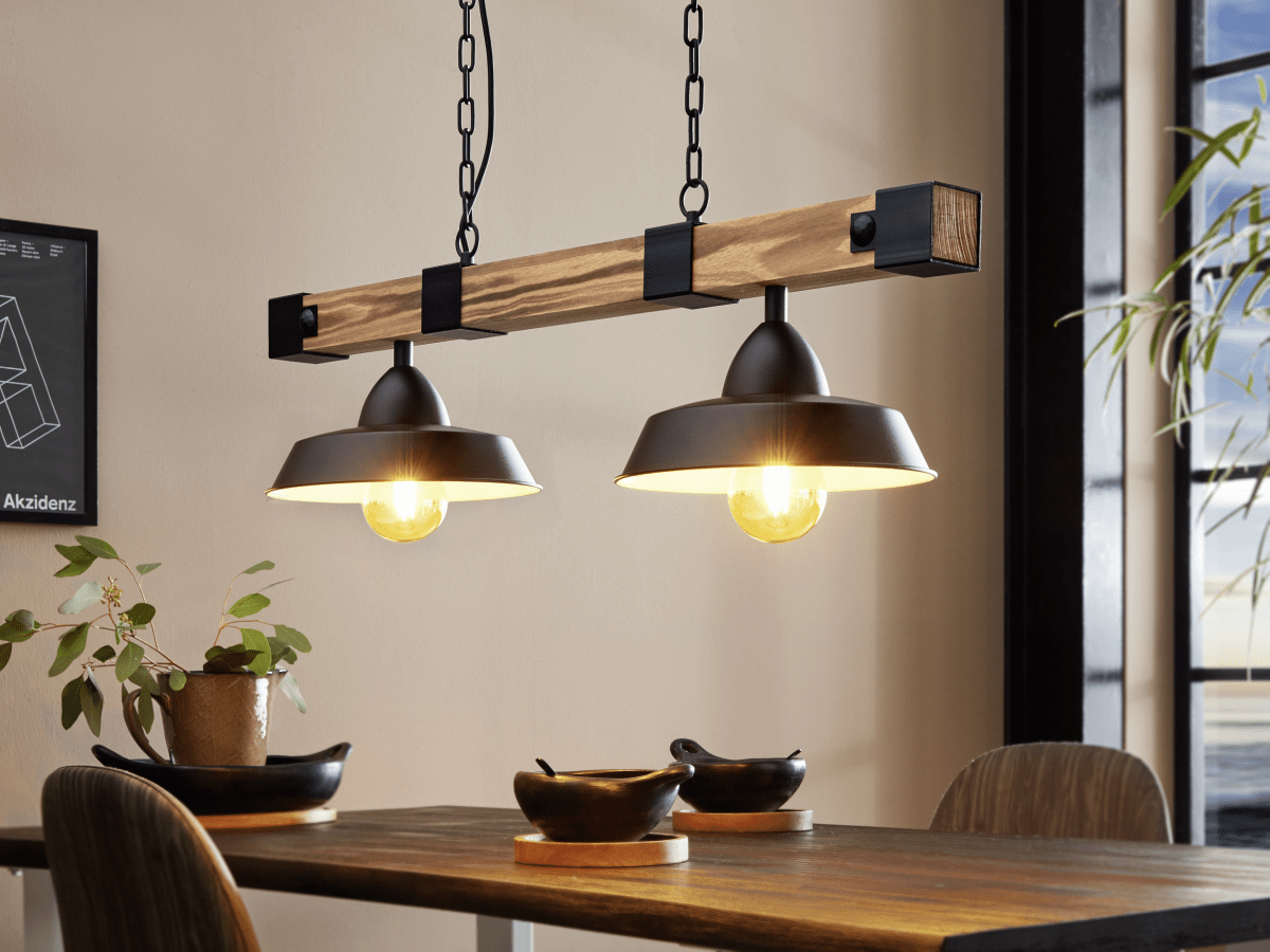 Oldbury 86cm Zwart hanglamp Van Eglo - De houten balk zorgt voor een warme sfeer, terwijl de twee zwarte kappen met een witte binnenkant een aangenaam en gericht licht verspreiden.