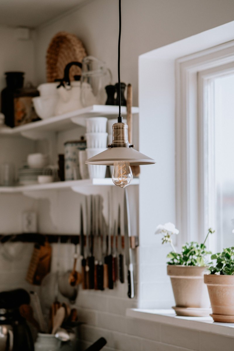 Disc Ø22 Beige raamlamp Van Globen Lighting - De beige metalen kap in combinatie met de messing details creëert een warme sfeer in de kamer.