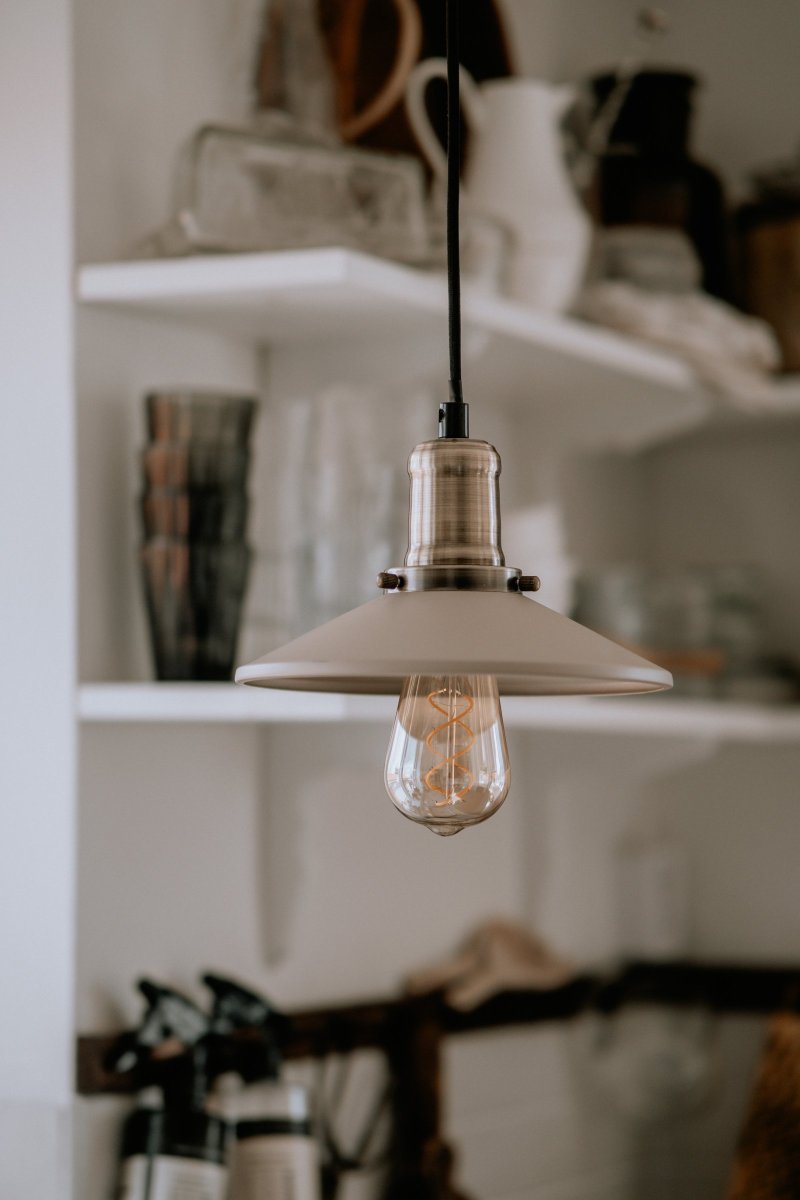 Disc Ø22 Beige raamlamp Van Globen Lighting - De beige metalen kap in combinatie met de messing details creëert een warme sfeer in de kamer.