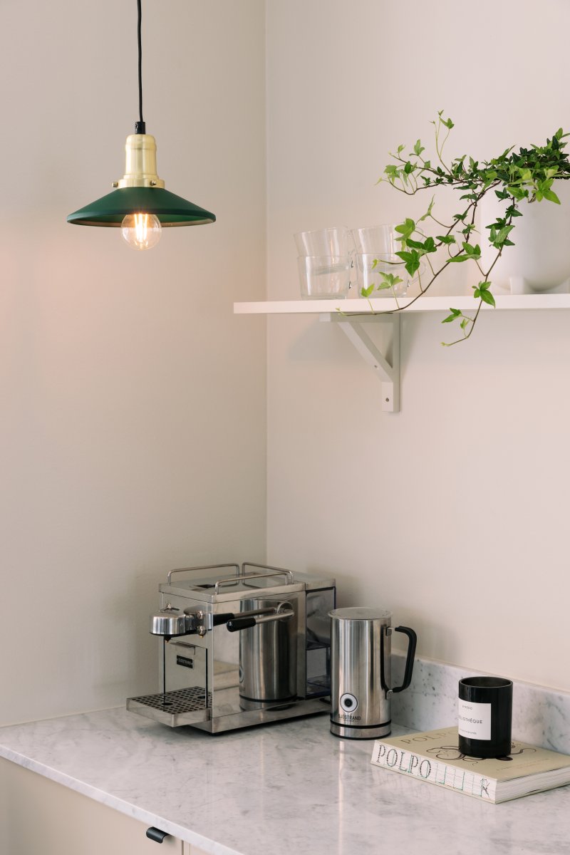 Disc Ø22 Groente raamlamp Van Globen Lighting - De groene metalen kap in combinatie met de messing details zorgt voor een warme sfeer in de kamer.