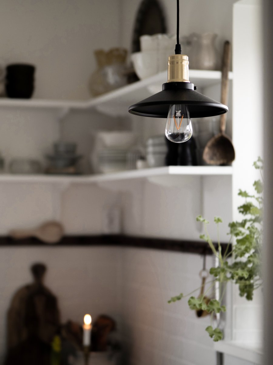 Disc Ø22 Zwart raamlamp Van Globen Lighting - De zwarte metalen kap in combinatie met de messing details zorgt voor een warme sfeer in de kamer.
