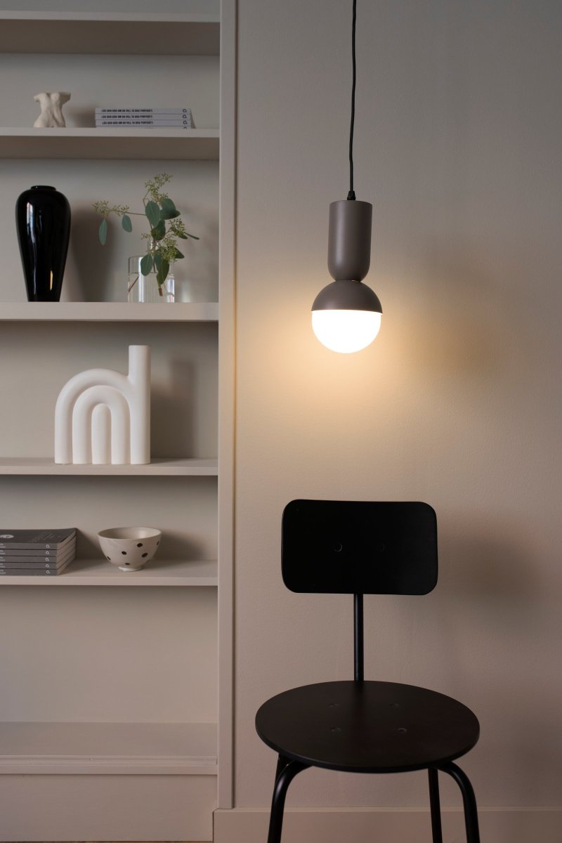 Nero Ø13 Bruin hanglamp Van Globen Lighting - De Nero-lamp was vanaf het begin een poging om de vorm van een bol te combineren met een ovale buis.