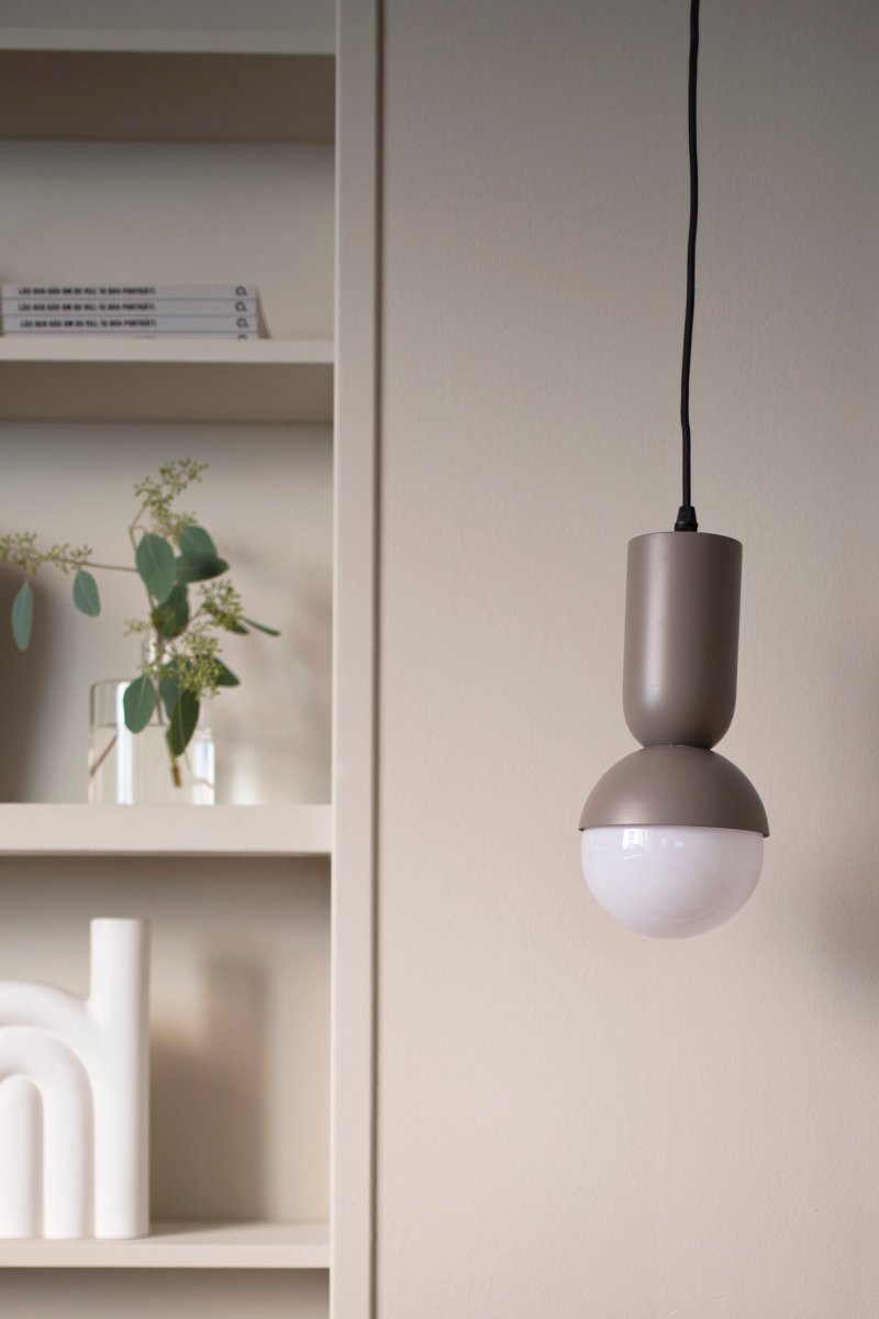 Nero Ø13 Bruin hanglamp Van Globen Lighting - De Nero-lamp was vanaf het begin een poging om de vorm van een bol te combineren met een ovale buis.