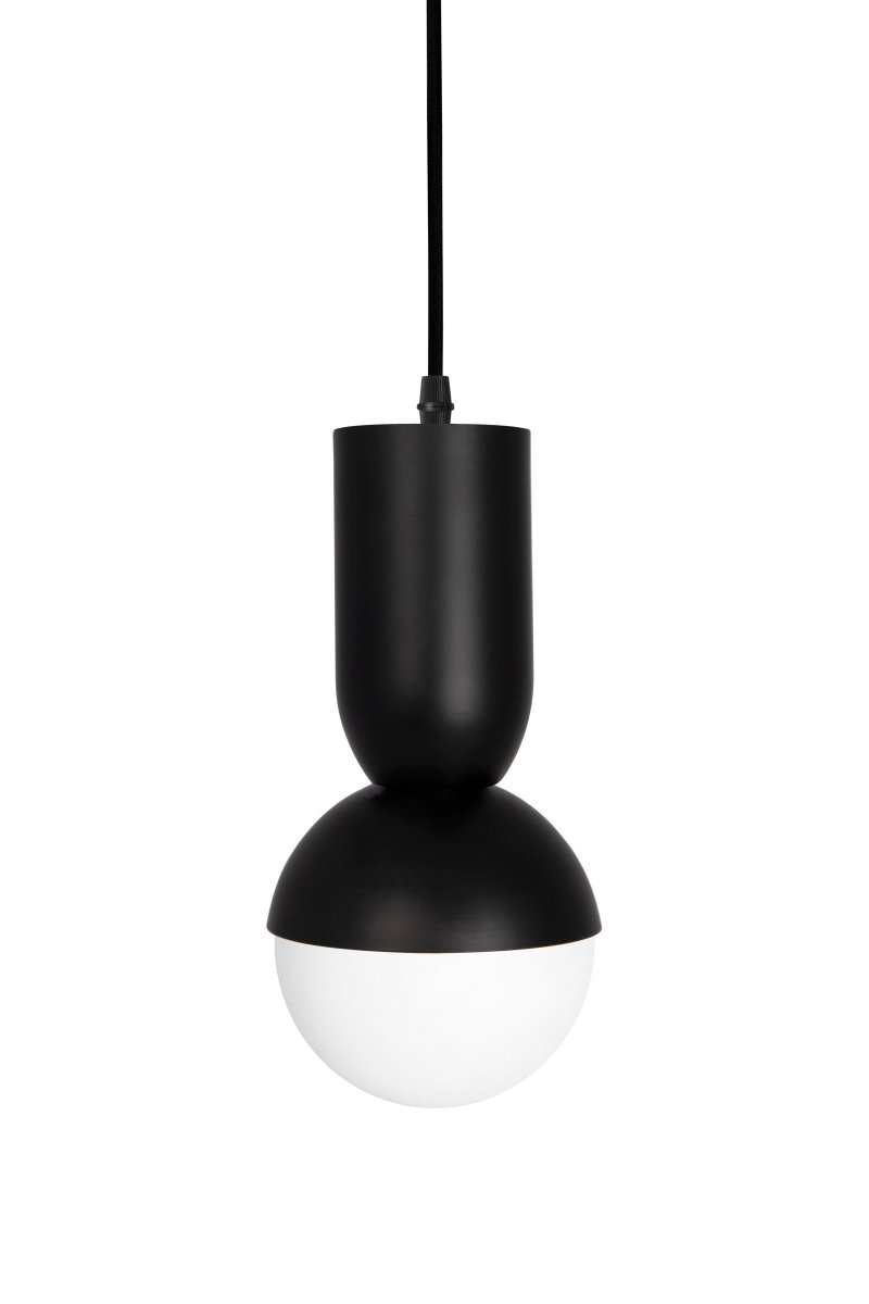 Nero Ø13 Zwart hanglamp Van Globen Lighting - De Nero-lamp was vanaf het begin een poging om de vorm van een bol te combineren met een ovale buis.