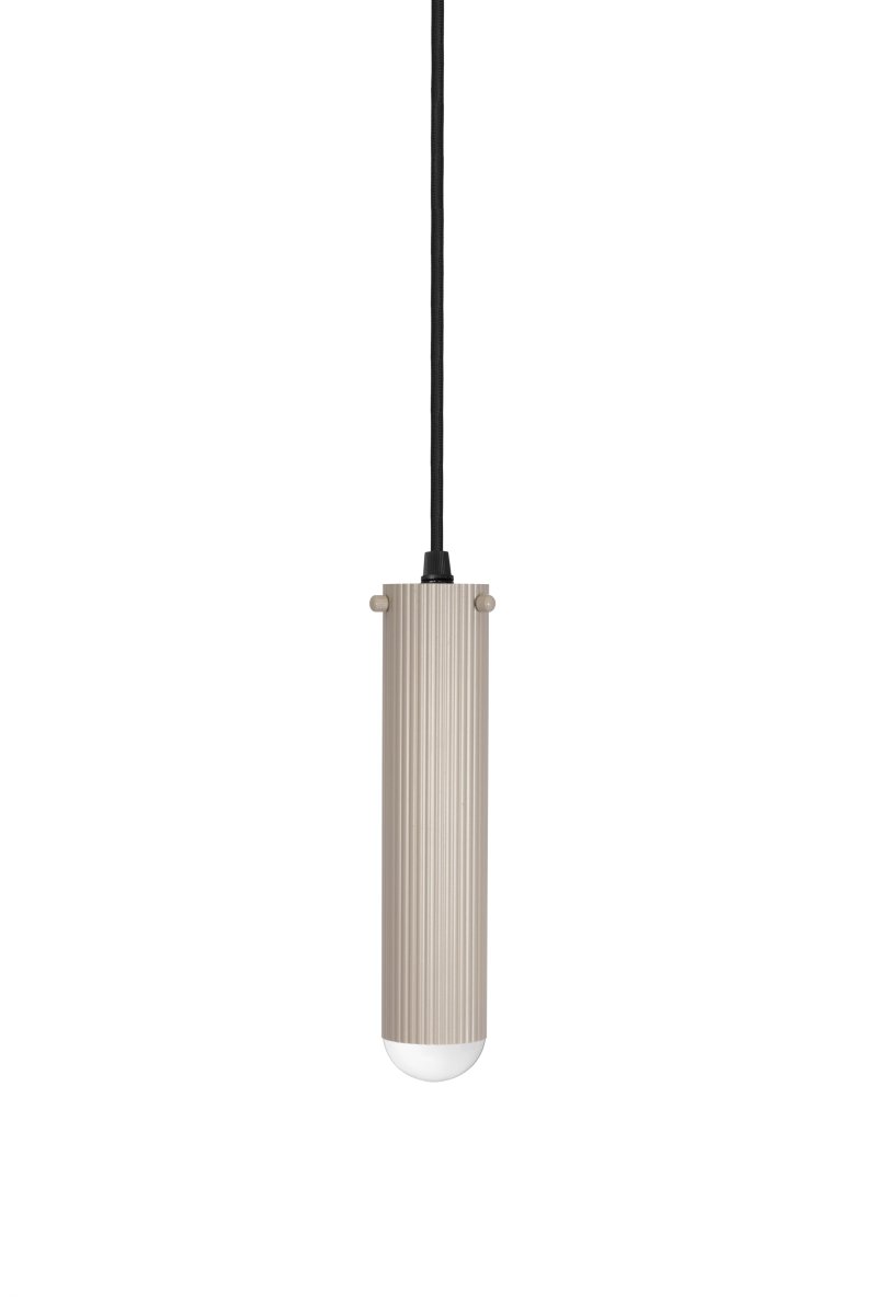 Hubble 22cm Beige raamlamp Van Globen Lighting - De uitstraling en het lichtpatroon van de lamp kunnen eenvoudig worden gevarieerd met verschillende lichtbronnen: kies een richtbare spot voor functionele werkverlichting, een kleine bol voor een moderne uitstraling of een grotere lichtbron voor een sfeervolle sfeer.