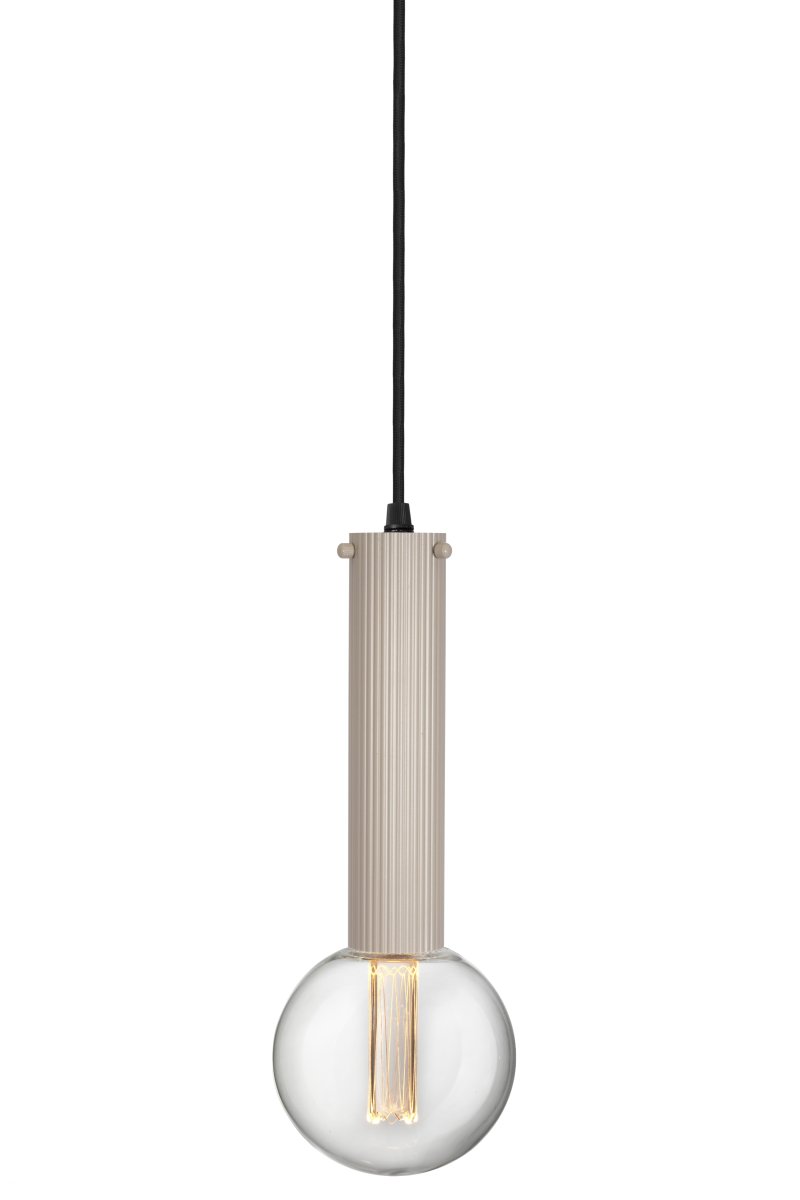 Hubble 22cm Beige raamlamp Van Globen Lighting - De uitstraling en het lichtpatroon van de lamp kunnen eenvoudig worden gevarieerd met verschillende lichtbronnen: kies een richtbare spot voor functionele werkverlichting, een kleine bol voor een moderne uitstraling of een grotere lichtbron voor een sfeervolle sfeer.