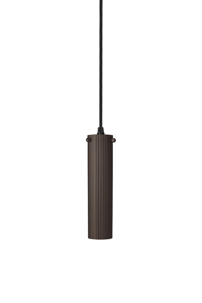 Hubble Ø6 Bronzen raamlamp Van Globen Lighting - Hubble is een stijlvolle en slanke hanglamp voor in het raam, gemaakt van ijzer met een elegante bronzen afwerking.