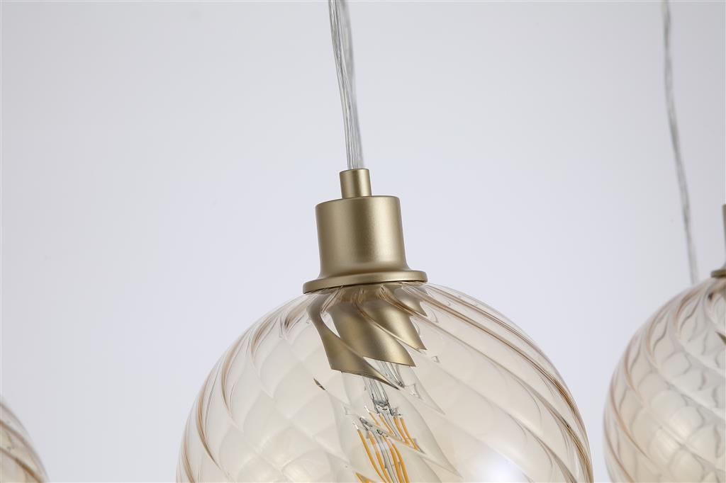 Radiance 95cm Goud hanglamp Van Searchlight - De kappen hangen aan een plafondplaat met een gouden afwerking, wat zorgt voor een stijlvolle en verfijnde uitstraling.