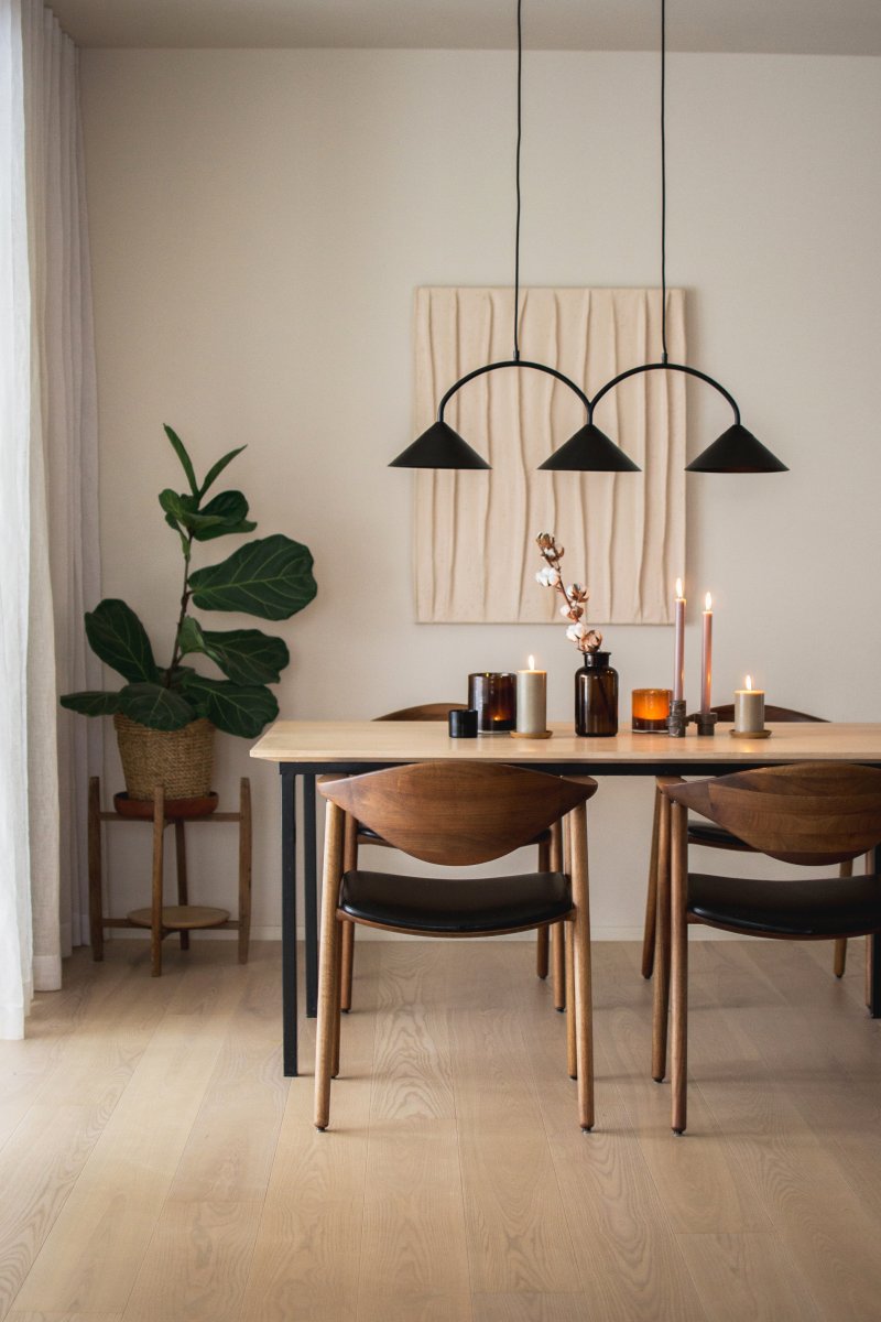 Curve 95cm Zwart hanglamp Van Globen Lighting - De hanglamp is gemaakt van mat gelakt metaal met drie kappen en wordt geleverd met twee textielkabels van 200 cm en een bijpassende plafondkap.