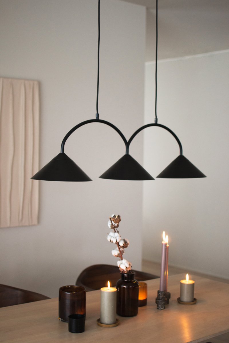 Curve 95cm Zwart hanglamp Van Globen Lighting - De hanglamp is gemaakt van mat gelakt metaal met drie kappen en wordt geleverd met twee textielkabels van 200 cm en een bijpassende plafondkap.