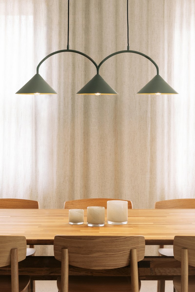 Curve 95cm Mosgroen hanglamp Van Globen Lighting - De hanglamp is gemaakt van mat gelakt metaal met drie kappen en wordt geleverd met twee textielkabels van 200 cm en een bijpassende plafondkap.