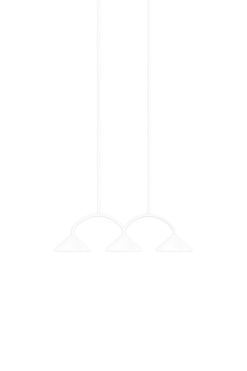 Curve 95cm Wit hanglamp Van Globen Lighting - De hanglamp is gemaakt van mat gelakt metaal met drie kappen en wordt geleverd met twee textielkabels van 200 cm en een bijpassende plafondkap.